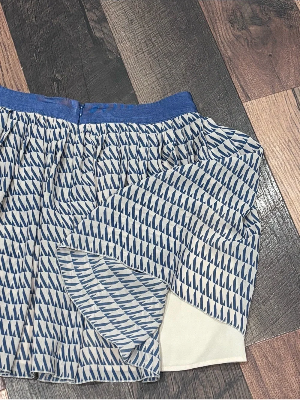 Club Monaco Navy and Beige Mini  Skirt in size 8. Great condition